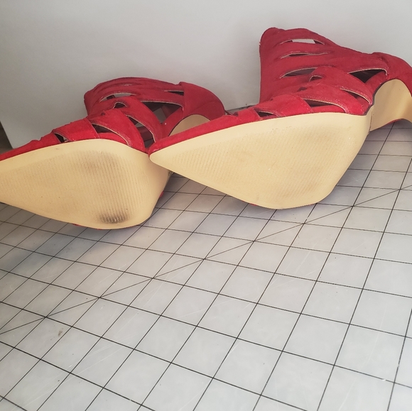 Size 8 Red pumps - Picture 2 of 2